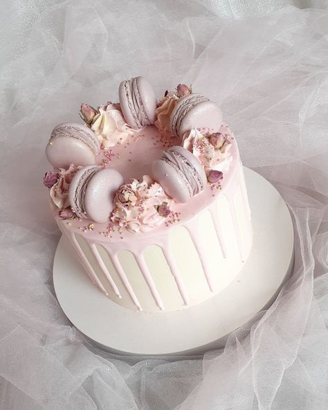 Pretty Drip Cake, Birthday Cakes Women Elegant, Macaron Cakes Birthday, Beautiful Cake For Women, Womens Birthday Cakes Simple, Cake For 30th Birthday For Her Elegant, Cake Design With Macaron, Elegant Cake For Woman, Glamorous Cakes Birthday