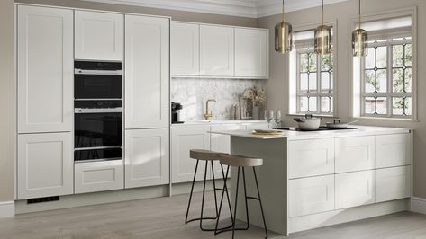 White Kitchen Shaker, Howdens Chelford, Pebble Kitchen, Kitchen Shaker Style, Kitchen Door Styles, Kitchen Shaker, Ivory Kitchen, Howdens Kitchens, White Worktop