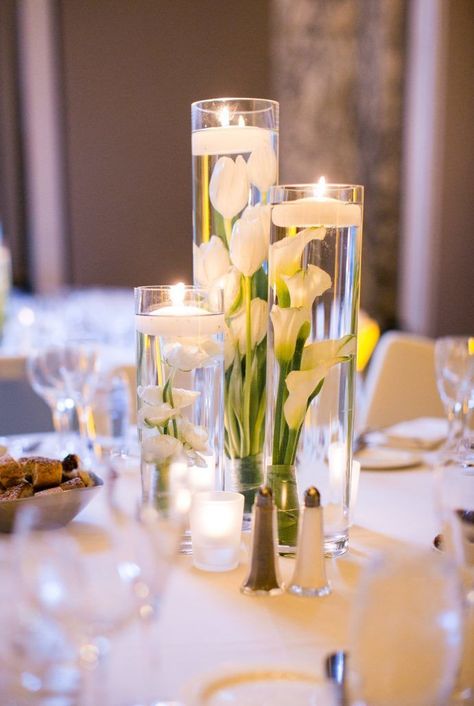 Square Vase Centerpieces, Contemporary Wedding Decor, Low Wedding Centerpieces, Floating Candle Centerpieces Wedding, Modern Wedding Centerpieces, Banquet Centerpieces, Tulip Centerpiece, Nyc Luxury, Arte Aesthetic