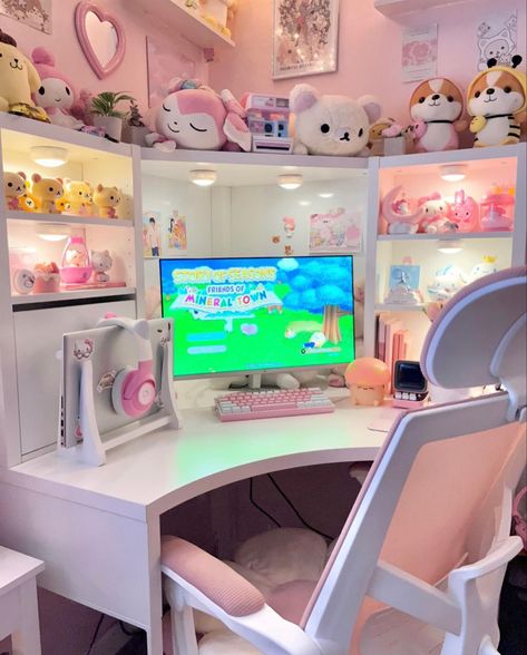 ig-@sanr1ta Pink Desk Setup, Comfy Aesthetic, Dream Setup, Gamer Bedroom, Small Game Rooms, Bedroom Ideas Aesthetic, Pink Desk, Gaming Setups, Desk Inspo