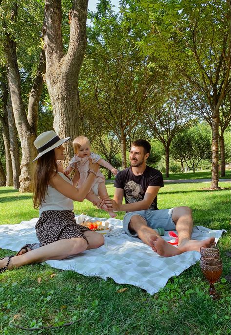 Picnic Family Photos, Baby Picnic Photoshoot, Picnic Photoshoot Family, Picnic With Baby, Picnic Family Photoshoot, Family Photo With Baby, Family Picnic Photoshoot, Photo With Baby, Picnic Family