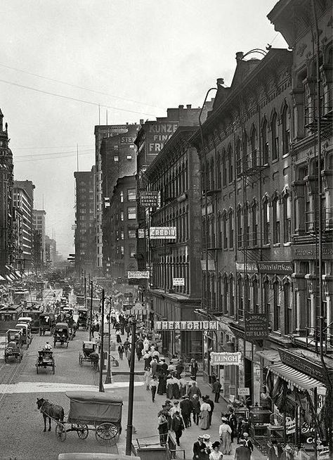 Chicago State Street 1907. Moose Tracks, Chicago Vintage, Chicago Pictures, Chicago School, Chi Town, Chicago History, Chicago Travel, Chicago Photos, Big Shoulders