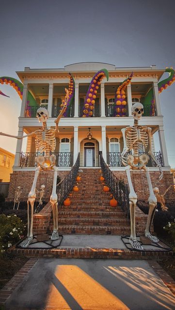 Dixie 🎃🕸🥀 on Instagram: "What do you think about this New Orleans Halloween house?! @krakenhousenola🎃👻🦑 Pretty cool, right?! . . . . . #witchystyle #witchythings #darkaesthetic #witchlife #halloweendecor #witchyways #thisishalloween #witchery #halloweenvibes #witchesofinstagram #witch #ilovehalloween #wicca #pagan #nola #neworleans #salem #witchyvibes #witchystuff #everydayishalloween #halloweeneveryday #southerngothic #salemma #vampire #witchaesthetic #halloween365 #witchywoman #vampiredi New Orleans Halloween, Goth Houses, Palm Reader, W.i.t.c.h Aesthetic, Halloween Everyday, Willow Creek, Witchy Fashion, Southern Gothic, Party People