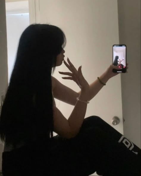 Poses Turned Around, Poses For Pictures Instagram Hiding Face, Pictures That Describe Me, Pose Ideas Without Showing Face, Hide Face Photo Poses, Photo Insta Aesthetic, Pretty Selfies Instagram Faceless, Poses For Pictures Mirror, Dark Tumblr Aesthetic