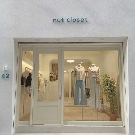 Fashion Store Design, Design Studio Workspace, Retail Store Interior Design, Clothing Store Interior, Desain Pantry, Clothing Store Design, Store Design Boutique, Storefront Design, Retail Store Interior