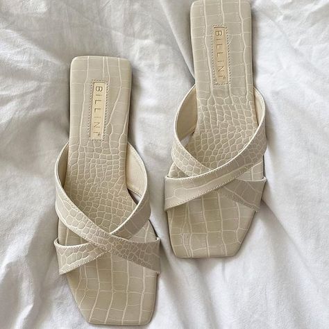 Mens Sandals Fashion, Women Slippers Fashion, Pretty Sandals, Shoes Heels Classy, Fashion Shoes Sandals, Woven Shoes, Fashion Slippers, Chic Shoes, Shoes Flats Sandals