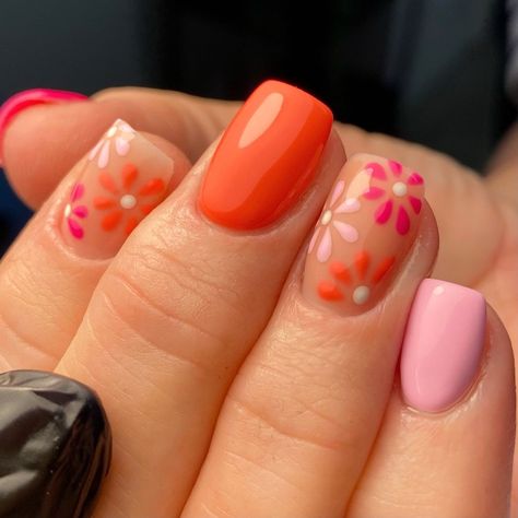 Biab Summer Nails Ideas, Retro Flower Nails, Pink Daisy Nails, Monthly Nails, Short Natural Nails, Biab Nails, Sunset Nails, Paint Nail, Coral Nails