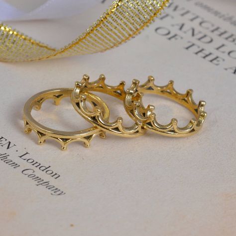 Crown ring, Gold dainty Rings for Women, Minimalist ring, Brass Thumb ring, Bridesmaid gift, King and queen ring, Promise ring by AsianJewelrystore on Etsy Statement Rings Unique, Crown Ring Princess, Diy Earrings Easy, Plain Silver Rings, Queen Rings, Dainty Rings, King And Queen, Crown Ring, Thumb Ring