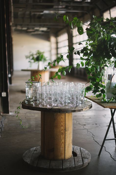 Artisan Cocktails, Kinfolk Dinner, Urban Party, Industrial Wedding Inspiration, Summer Dinner Party, Table Spread, Fancy Table, Style Me Pretty Living, Western Theme Party