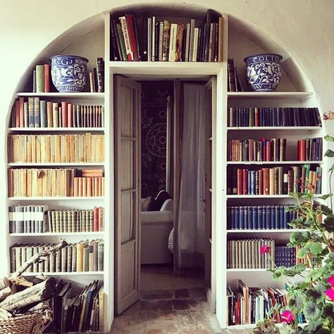 bookshelf in an arched doorway Arched Library Shelves, Arched Doorway Ideas, Interior Arch Doorway, Bookshelf Around Doorway, Bookshelf Over Doorway, Bookshelf Doorway, Doorway Bookshelf, Bookshelf Arch, Arch Bookshelf