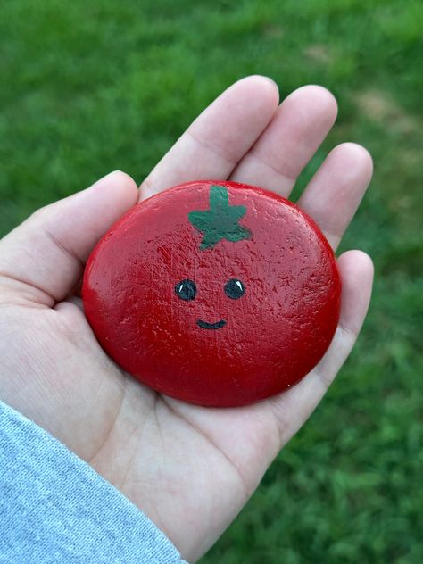 Hand painted vegetable rocks. Great to use in your garden as labels for your plants or as a decoration in your house plants! Rock Inspo Painting, Painting On Pebbles, Easy Painting Crafts For Adults, Rock Painting Art Simple, Painted Rocks Kids Easy, Easy Painted Rocks For Beginners, Rock Painting Ideas Cute, Rock Painting Ideas Christmas, Spring Rock Painting