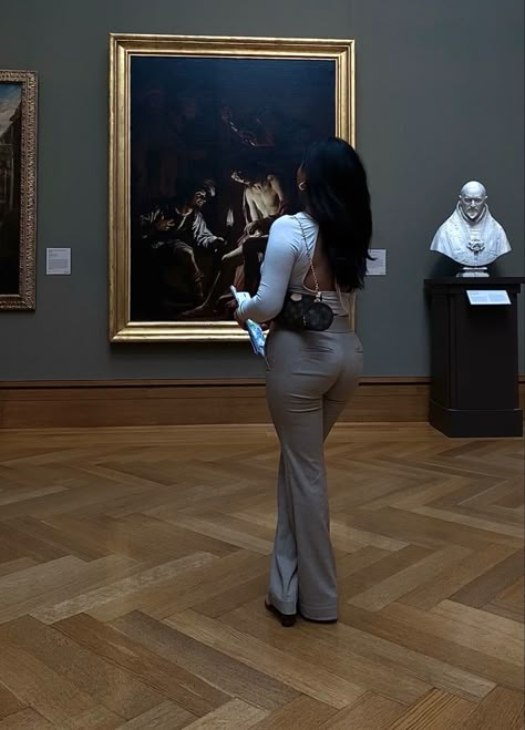 Museum Baddie Pics, Trying On Clothes Aesthetic, Art Museum Aesthetic Outfit Black Women, Museum Pictures Black Women, Outfits For The Museum, Black Art Museum, Poses For Museum, Museum Pics Aesthetic, Art Gallery Instagram Pictures