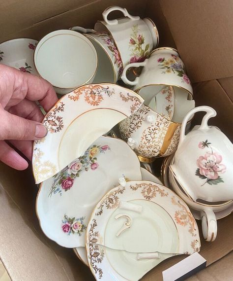 Old Dishes Repurpose, Repurpose Fine China, China Plate Crafts, What To Do With Old China, Broken Plates Ideas, Old China Repurpose, Old Plates Repurpose, Broken China Jewelry Diy, Memorial Crafts