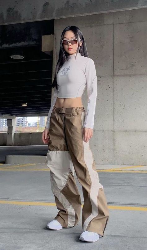 Crop Top Baggy Pants Outfit, Turtle Neck Shirt Outfit, Baggy Pants Outfit Street Styles, Fitted Top Outfit, Tight Shirt Outfit, White Pants Outfit Summer, Baggy Pants Outfit, White Turtle Neck, White Pants Outfit