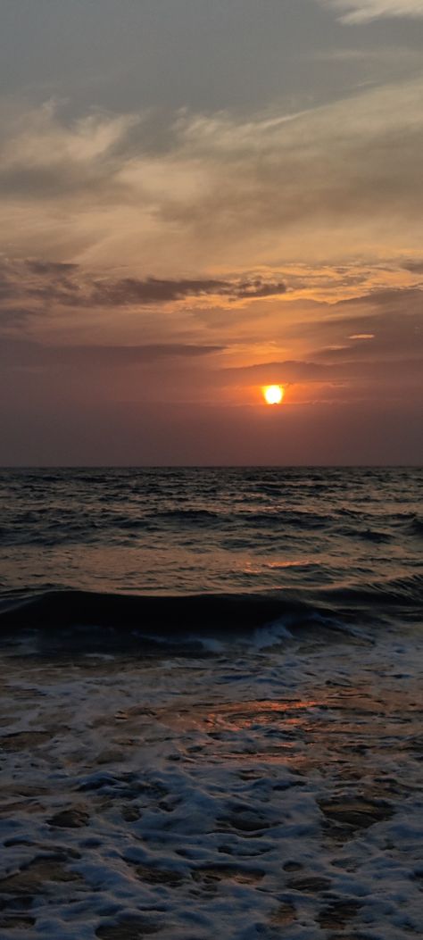 That's juhu beach located in Mumbai, India. Mumbai Beach Aesthetic, Juhu Beach Aesthetic, Juhu Beach Snap, Juhu Beach Mumbai Night, Juhu Beach Mumbai, Mumbai Beach, Juhu Beach, Mumbai City, Marina Beach