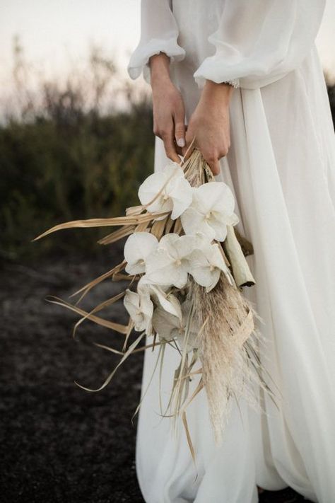 Wedding Bridesmaid Bouquets, Simple Wedding Bouquets, Bridal Bouquet Flowers, White Bridal Bouquet, English Wedding, My Darling, Dried Flower Bouquet, Bride Bouquets, Bridal Flowers