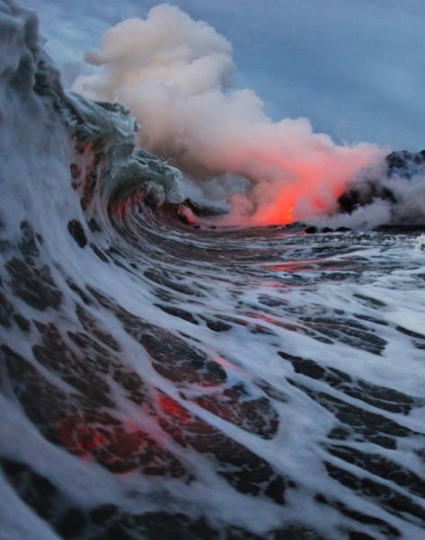 Hawaii Landscape, Ocean Storm, Surfing Photography, Interesting Places, Beautiful Sea, Haunted Places, Alam Yang Indah, Sleeve Tattoo, Ocean Waves