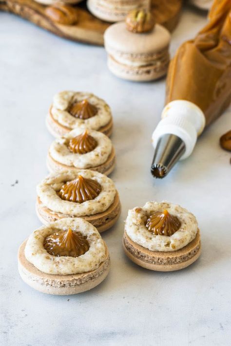 Dulce de Leche Walnut Macarons #macarons #frenchmacarons #glutenfree #cookies #glutenfreecookies #treats #walnut #buttercream #dulcedeleche #semglutem #nogluten #glutenfreedesserts #fancy #sweettreats Walnut Macarons, Pecan Macarons, Macaron Fillings, Glutenfree Cookies, Macaron Recipes, Macaron Filling, Macaron Flavors, Macaron Cookies, French Macaron