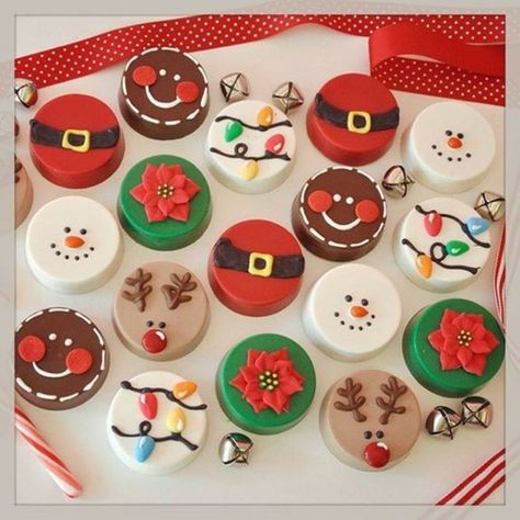 45+ Last-Minute Christmas Cookies Your Family Will Love Oreo Ornaments, Christmas Chocolate Covered Oreos, Oreo Box, Christmas Oreos, Christmas Cookie Cake, Christmas Sugar Cookies Decorated, Xmas Desserts, Christmas Cake Pops, Christmas Cake Designs