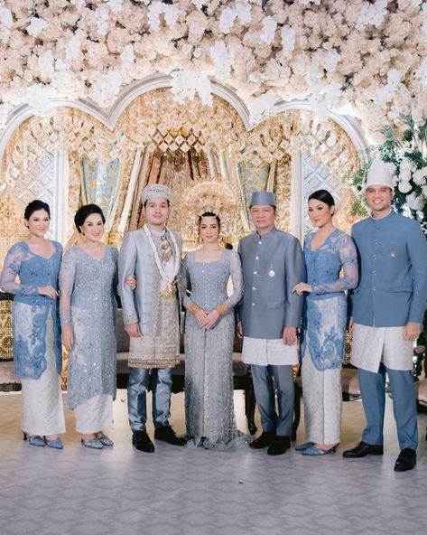 Minang Wedding Decoration, Kebaya Wedding Hijab, Kebaya Songket, Linen Dress Pattern, Javanese Wedding, Kebaya Wedding, Indonesian Wedding, Wedding Event Dresses, Muslimah Wedding Dress