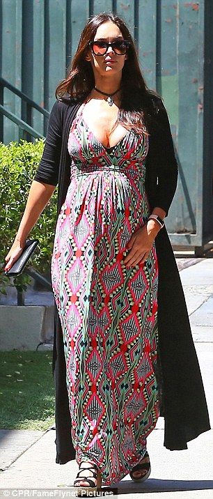 Eating for two! The expecting actress - who turns 30 next month - showcased her burgeoning bump in a patterned maternity maxi-dress, black maxi-cardigan, and espadrille platforms Casual Pregnancy Outfits, Pregnant Summer, Megan Fox Style, Maternity Work Clothes, Megan Denise Fox, Brian Austin Green, Floor Length Maxi Dress, Entertainment News Celebrities, Pregnant Celebrities