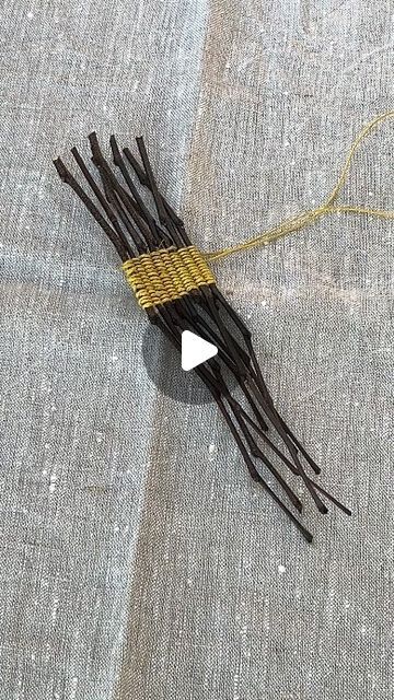 How To Weave On A Loom, Creative Textiles Techniques, Basketry Techniques, Weaving Sticks, Circular Weaving Loom, Art Fibres Textiles, Wicker Weaving, Small Weaving, Pin Weaving