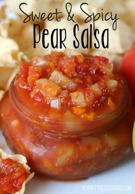 Sweet and Spicy Fresh Pear Salsa Recipe- great for dipping and adding to recipes Pear Hot Sauce Recipe, Pear Salsa Recipes For Canning, Pear Canning Ideas, Pear Salsa Recipes, Bartlett Pear Recipes, Pear Salsa, Pear Recipes Easy, Salsa Recipes, Salsa Fresca