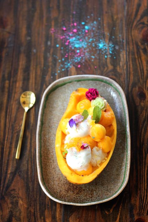 Thailand Food Restaurants, Mango Sticky Rice Aesthetic, Sticky Rice And Mango, Thailand Dessert, Thai Desert, Resep Sushi, Thai Food Menu, Bangkok Food, Cooking Aesthetic