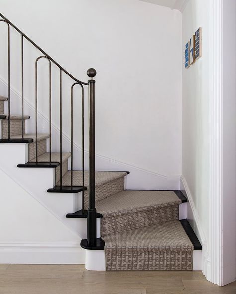 Jenny Keenan on Instagram: “Sometimes simple lines are all you really need. Especially in this pretty little detail shot. #jkdesignprojects” Paneled Stairwell, Indoor Stair Railing, Iron Staircase Railing, Sofa Area, Design Stairs, Indoor Railing, Metal Stair Railing, Interior Stair Railing, Wrought Iron Stair Railing