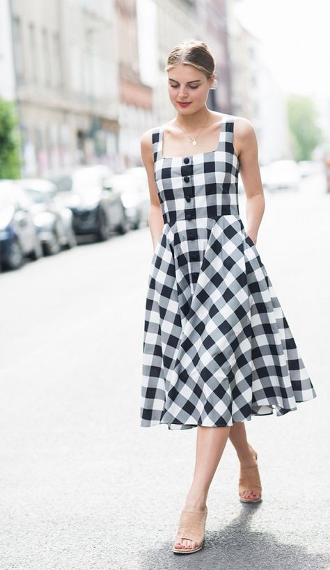 A graphic, gingham dress is worn with minimal nude mules and a dainty necklace Berlin Fashion Week Street Style, Gingham Trend, Summer Gingham, Cool Girl Style, Berlin Fashion Week, Berlin Fashion, Vestidos Vintage, Vestido Casual, Gingham Dress