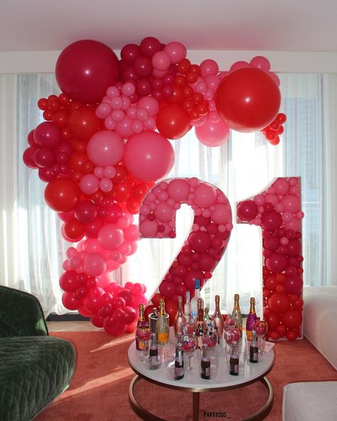 Birthday Centerpiece Ideas, 21st Birthday Centerpieces, Arch Column, Puja Decor, Birthday 20, Decor Balloons, Backdrop Arch, 21st Bday Ideas, Birthday Centerpiece