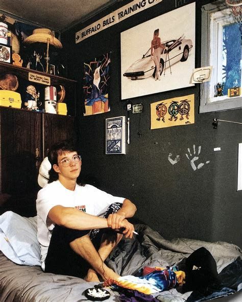 90s Teen Bedroom, 90s Bed, Skater Bedroom, Retro Boys Room, Room Aesthetic Grunge, 90s Room Aesthetic, Skater Room, 90s Room, Mens Room Decor