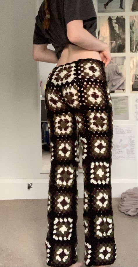 Crochet Granny Square Trousers, Crochet Trousers Pattern, Crochet Granny Square Pants, Granny Square Pants, Crochet Trousers, Crochet Pants Pattern, Stile Kylie Jenner, Crochet Bottoms, Crochet Fairy