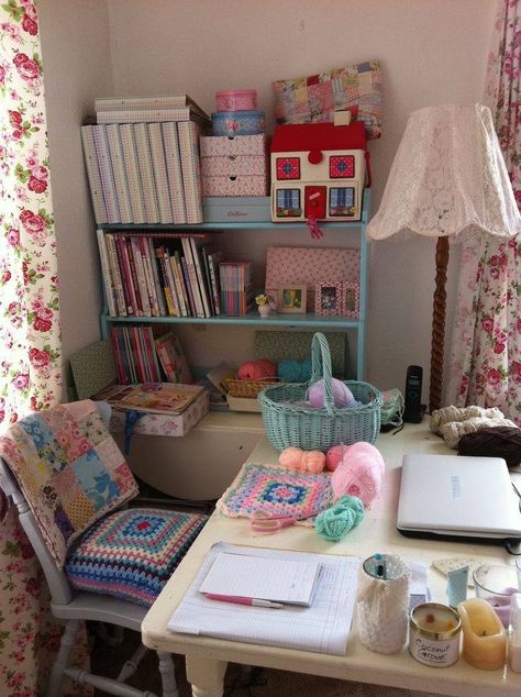 Drawing Corner Room, Fabric Room Decor, Craft Space In Bedroom, Sewing Room Aesthetic, Crochet Office Decor, Craft Room Aesthetic, Vintage Office Space, Room Decor Crochet, Vintage Sewing Rooms