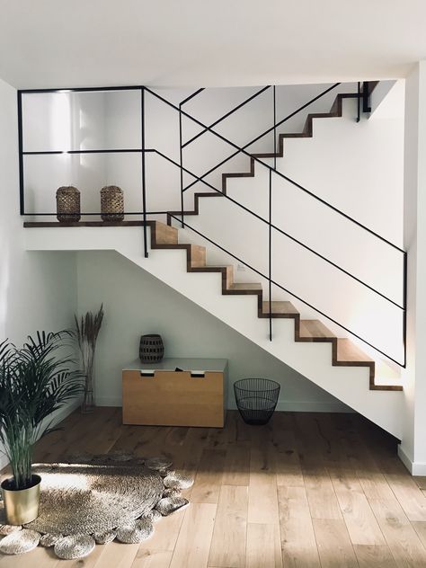 Stairs Scandinavian Style, Minimal Stair Railing, Modern Industrial Staircase, Stairs Fence Indoor, Handrails For Stairs Indoor, Minimalist Railing, Minimalist Stairs, Minimal Stairs, L Shaped Stairs