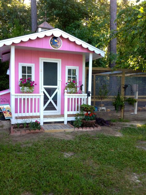 Very pretty hen house Pink Chicken Coop, Chook House, Hen Houses, Farm Community, Animal Homes, Animal Adventures, Chicken Houses, Chicken Shack, Chicken Pen