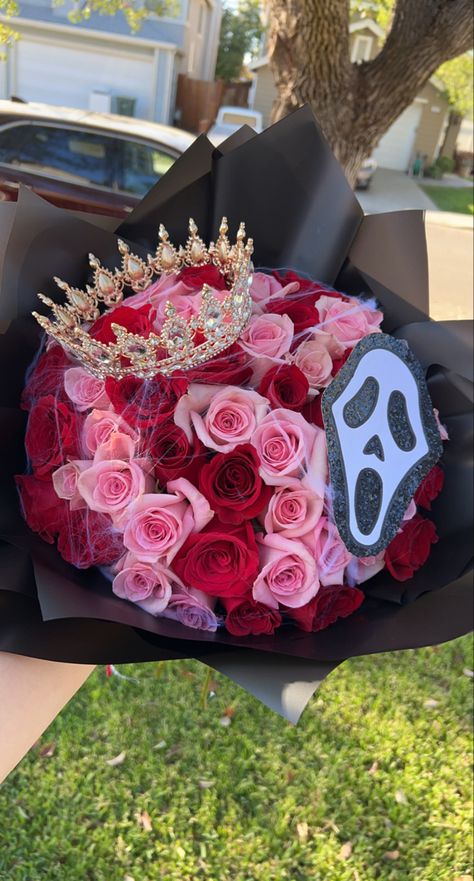 Halloween Rose Bouquet, Boo Bouquets, Spooky Ramos, Halloween Flowers Bouquet, Halloween Ramos, Spooky Bouquet Ideas, Spooky Flower Arrangements, Halloween Flower Bouquet, Spooky Bouquet