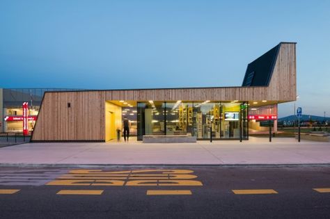 © Virginia Vrecl Visitor Center Architecture, Ontario Place, Tourist Center, Wooden Facade, Classic Building, Bedroom Interior Design Luxury, Best Book Covers, Brick Architecture, Museum Architecture