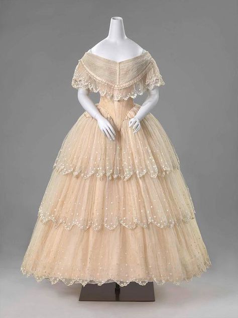 Evening dress  1850-1856, the Netherlands Silk, satin, tarlatan, tulle, cotton 1850s Fashion, 1800s Fashion, Dress History, 19th Century Fashion, Old Dresses, Victorian Clothing, Antique Dress, Retro Mode, Vintage Gowns