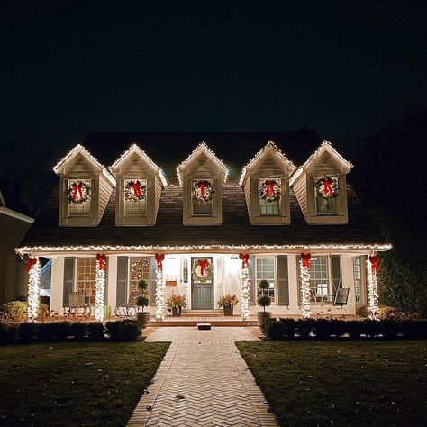 Cape Cod House Christmas Lights, Christmas Lights 2 Story House, House Christmas Lights, Exterior Christmas Decorations, Best Outdoor Christmas Decorations, Winter Christmas Scenes, Christmas House Lights, Led Christmas Tree, Christmas Inflatables