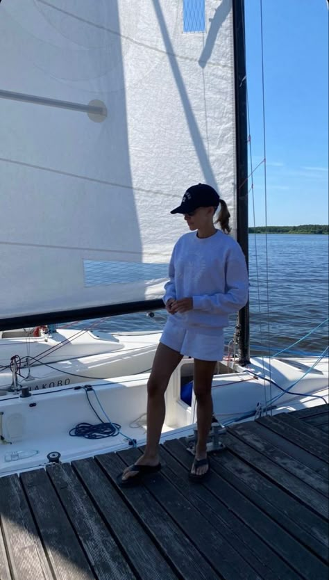 Womens Sailing Outfit, Old Money Sailing Outfits, Yacht Vacation Aesthetic, Yacht Club Aesthetic Outfits, Yacht Style Fashion, Sailing Outfit Women Summer, Yatch Club Outfit Women, Yacht Week Croatia Outfits, Sail Boat Outfits