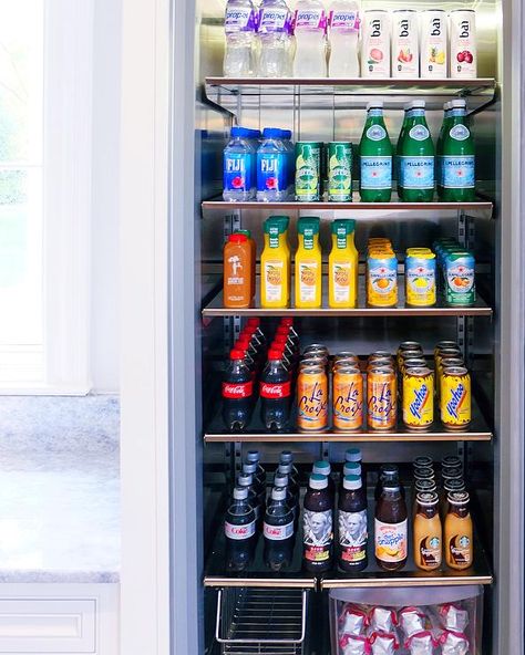 Well organized beverage fridge is stocked with an assortment of perfectly arrange refreshments. Drink Fridge Organization, Refrigerator Ideas, Drinks Fridge, Organization Aesthetic, Drink Fridge, Space Organization, Beverage Fridge, House Organisation, Beverage Refrigerator