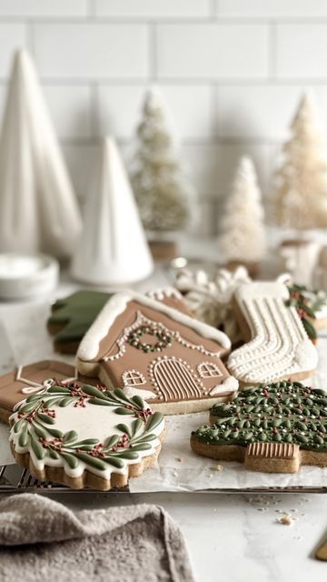 Royal Icing Christmas Cookies, Cinnamon Toast Crunch Cereal, Christmas Sugar Cookies Decorated, Christmas Cookie Recipes Holiday, Gingerbread Cookies Decorated, Holiday Sugar Cookies, Wreath Cookies, Gingerbread House Cookies, Crunch Cereal