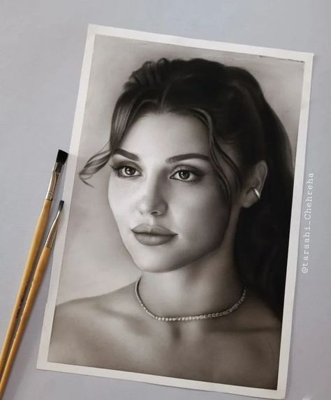 Celebrity Portraits Drawing Sketch, Portrait Shading, Charcoal Drawing Portrait, Portrait Pencil Sketch, Portrait Drawing Tips, Hyperrealistic Drawing, Portrait Realistic, Facial Expressions Drawing, Tears Art