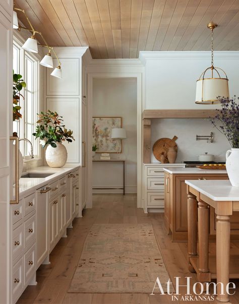 Classic Meets Calm - At Home in Arkansas Southern Kitchen Design, Traditional Backsplash, Built In Hood, Rock Couple, White Window Treatments, Cream Kitchen Cabinets, Ranch Kitchen Remodel, Southern Interior, Southern Traditional