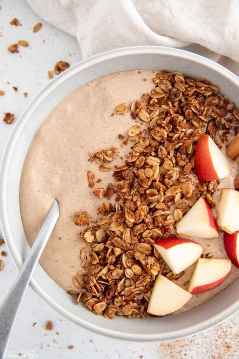 Healthy Apple Pie Smoothie Bowl - Vegan & Refined Sugar-free Healthy Apple Pie Smoothie, Tomato Passata, Healthy Apple Pie, Eggplant Rollatini, Apple Pie Smoothie, Vegan Smoothie Bowl, Dessert For Breakfast, Spinach Cheese, Smoothie Bowl Healthy