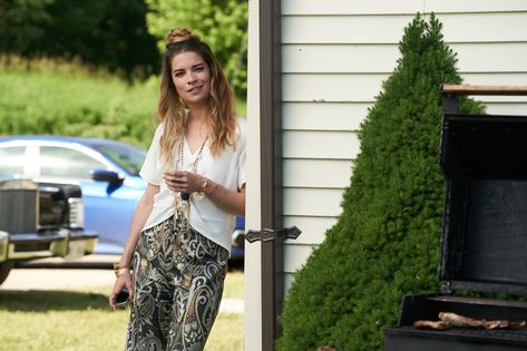 Image Annie Murphy, Alexis Rose, Catherine O'hara, Schitt's Creek, Perfect Swimsuit, Schitts Creek, Casual Day Dresses, Rose Style, Style Savvy