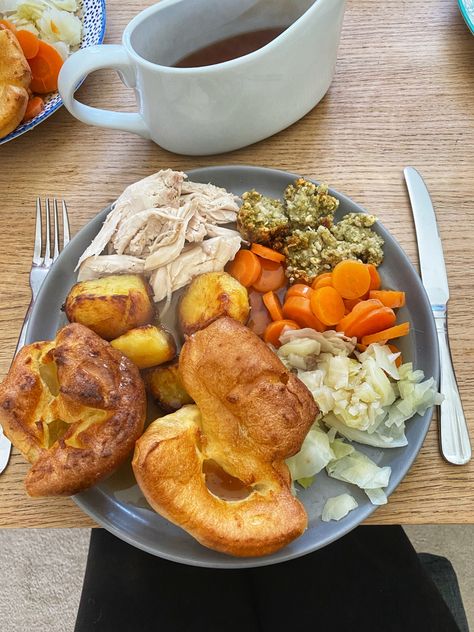 Roast Chicken Aesthetic, Roast Dinner Aesthetic, Sunday Aesthetic, Chicken Aesthetic, Roast Chicken Dinner, Big Dinner, Aesthetic Dinner, Dinner Aesthetic, Calorie Counter