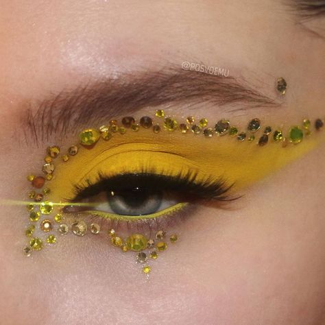 i need more yellow rhinestones @lizzobeeating inspired look @colourpopcosmetics totally buggin, sweet spot, crssd creme gel liner… Unique Eye Makeup, Editorial Make-up, Disco Makeup, Soft Make-up, Basic Makeup Tutorial, Make Up Gold, Yellow Prom, Yellow Makeup, Yellow Eyeshadow