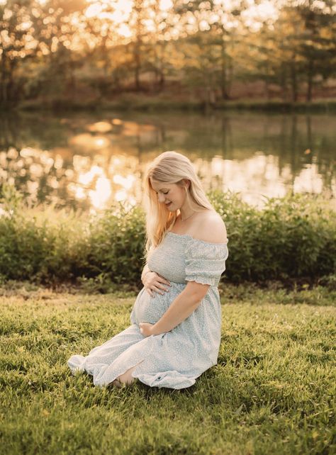 Maternity Photography Poses Sitting, Maternity Photos Sitting Down, Maternity Photography Sitting, Sitting Maternity Poses, Spring Maternity Pictures, Pond Maternity Pictures, Spring Maternity Photography, Lakeside Maternity Photos, Maternity Photoshoot In Creek